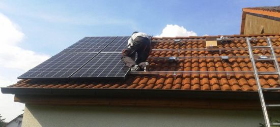 Anbringung von Solarpanelen auf einem Einfamilienhausdach